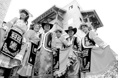 四川德阳新北川巴拿恰商业街身穿羌族服饰的年