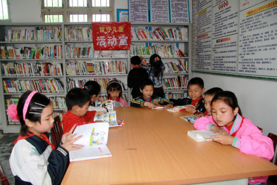 爱心撑起温馨蓝天 洞口计生系统关爱农村留守儿童