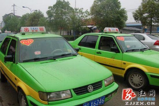 张家界启动"爱心送考"活动 100辆出租车准备就绪