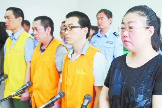 6月9日,被告人王亚丽(前右一)等在法庭接受宣判.新华社发