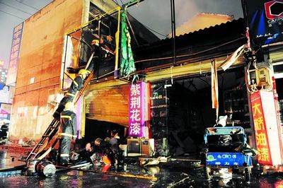 油漆店起火,幸好有场大雨