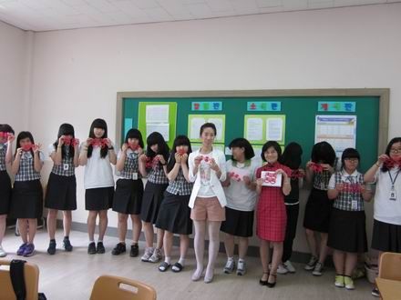 韩国又石大学孔子学院教师赴完山女子高中教剪