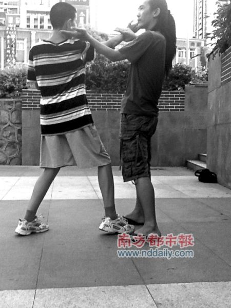 男画师蒙眼打女拳