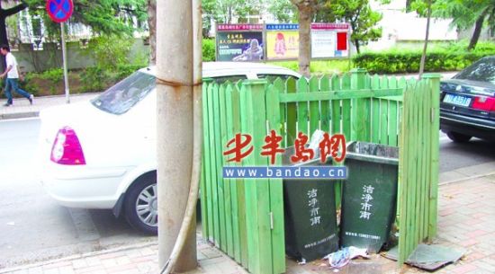 7月12日,记者路过市南区太湖路时,发现几个垃圾桶的围栏被人损坏了 ,其中一个围栏的门被完全卸了下来。一位大娘猜测说,围栏的门被人卸了 ,可能是觉得扔垃圾不太方便,才这么做的。市南区环卫部门表示,正在联系围栏厂家准备修理。记者 李伟伟 摄