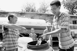 雨后石家庄一自备井遭污染 洒水车进村送水救