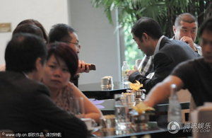 张国立与友人<em>喝茶</em> <em>头发</em>稀疏陷脱发危机_新闻中