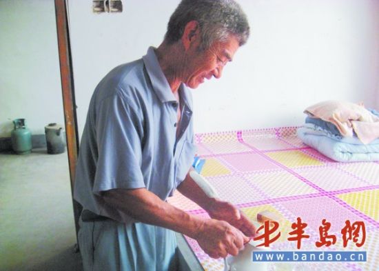 六旬老人无钱手术 20厘米钢钉胳膊里 睡 三年