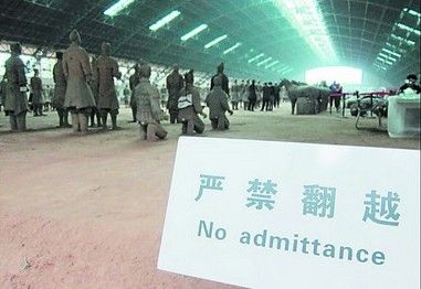 外国游客入兵马俑坑 管理部门称全因工作