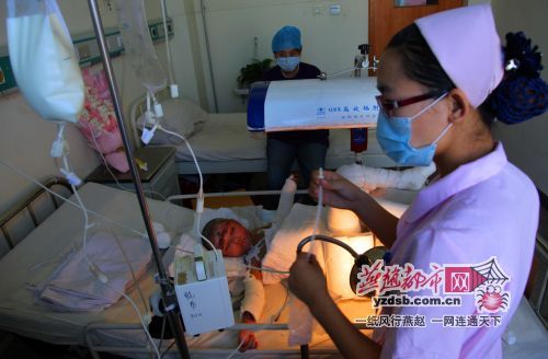 最慈爱父亲割皮救女 新农合报销款提前到账