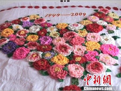 献礼建国60周年时钩编的中国地图,由60朵国花牡丹组成.