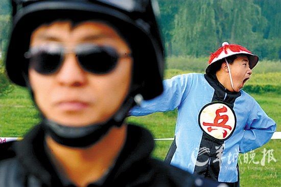 清兵特警同台站岗网友笑言很有喜感