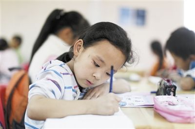 学生在集装箱教室里做学校布置的作业.