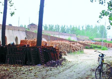 沈丘县白集等镇掘地1米多刨土制黏土砖?