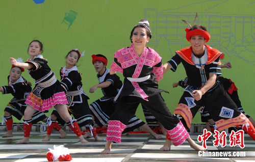 韩国第一届中国人留学生庆典举行 壮歌瑶舞助