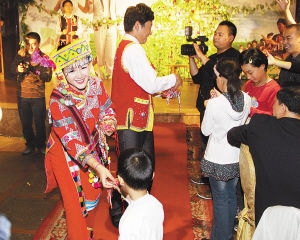 16日石家庄一小伙迎娶拉祜族姑娘 办拉祜族婚礼