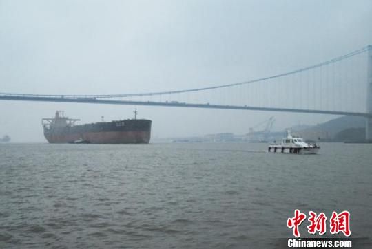 江苏江阴港迎近5年最大废钢船为过桥割桅