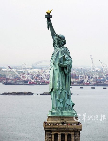 125岁自由女神像获赠特别礼物