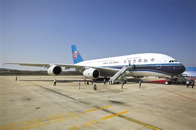 正文 本报讯 昨天,南航引进的全国首架全球最大飞机a380,在