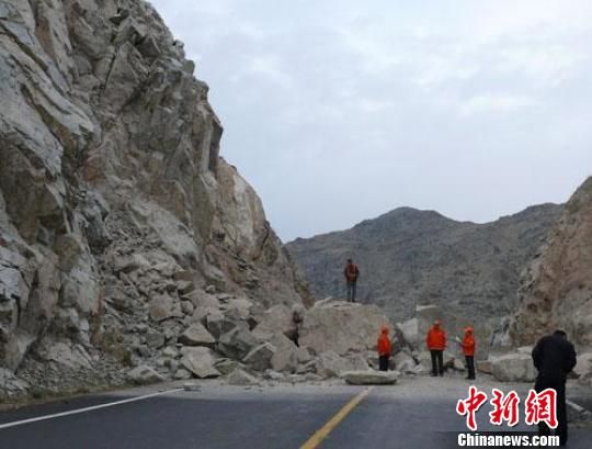 新疆伊犁地震致国道G218线山体坍塌 交通