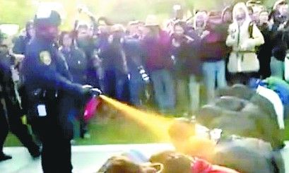 美警对付学生用上胡椒喷雾