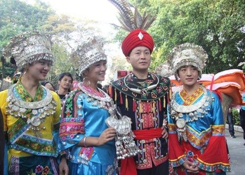 中华婚庆文化节展现少数民族风情婚礼