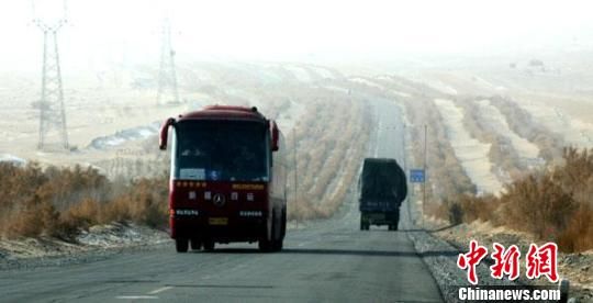 疆塔克垃玛干沙漠公路防风固沙工程成道路安全卫士