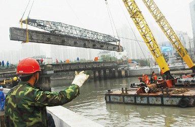 上海城建路桥集团建设者昨天起对江宁路桥主梁