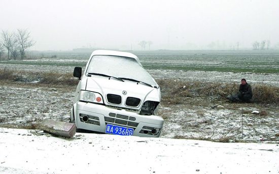 小雪“骚扰”40公里新路车撒欢20起车祸撞得惨