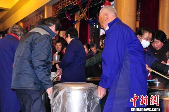 宁波居士林腊八节施粥5千斤原料熬煮一周