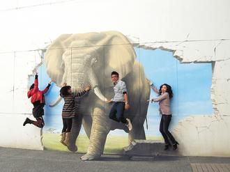 台艺术家墙上3D彩绘 大象 破墙 出引围观