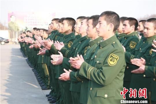 镇江市侨界人士组团赴武警镇江训练基地慰问官兵