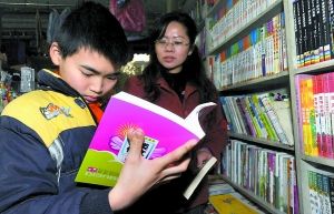 特警们捡这些饮料瓶干啥?他们要帮晨晨凑手术费