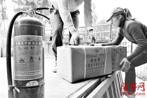 假冒灭火器流入福州大卖场