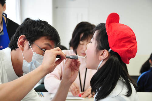 在日华人经历流感“惶恐岁月”肆虐校园积极防范