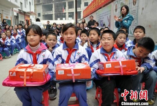 南宁公办民办学校“拉手”与外来务工子女交心