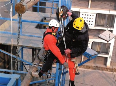 消防首次接受绳索救援训练