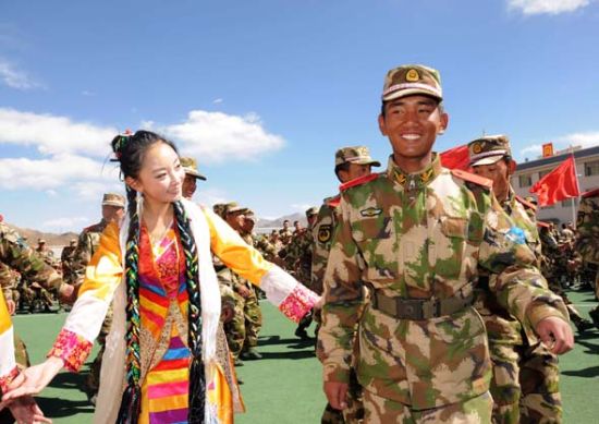 西藏武警官兵与藏族群众载歌载舞喜庆藏历新年
