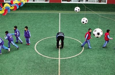 快乐幼儿足球不强求专业化(1)