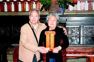 抗战阵亡将领姜宏勋之子姜昭武(左,在忠烈祠找到牌位,首度有机会祭拜