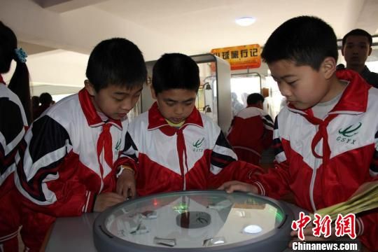 中国流动科技馆走进四川兴文苗乡民众免费体验