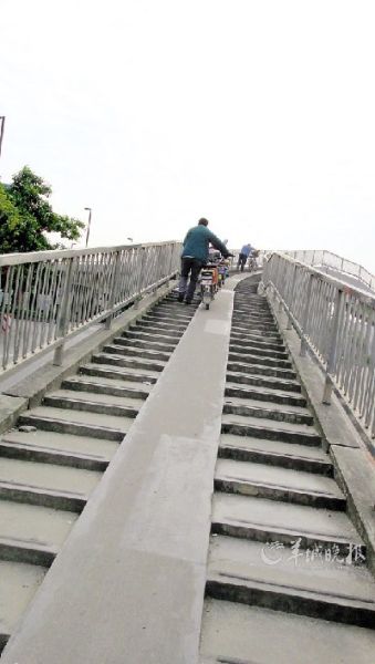 残疾人专用机动车过桥无路可行 只好违规走机动车道