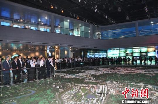 百余名侨领到广西柳州参访感受柳州风情