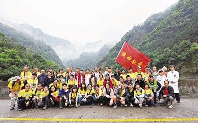 粤港志愿者徒步筛查伤残贫困户捐百万助教