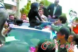 �ڼֵ��Ӳ���Χ��Ů��������������