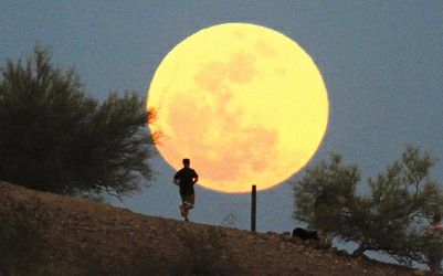 今年最大最圆月亮现身苍穹