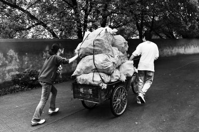 资助贫困生90后甘当破烂王