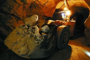 千米深井下 铜矿工人的一天