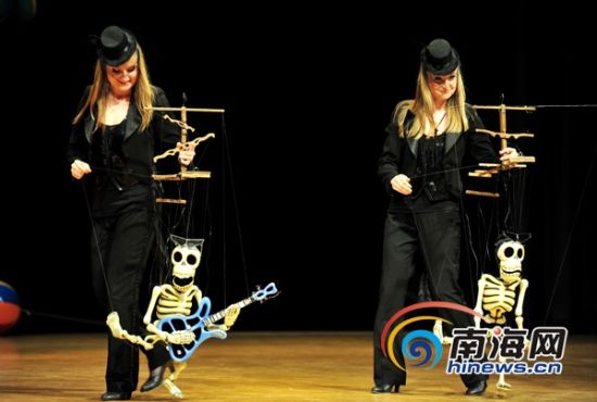 �����׽����ӽں��ڿ�Ļ������Ĭ��ʦ���ֺ���