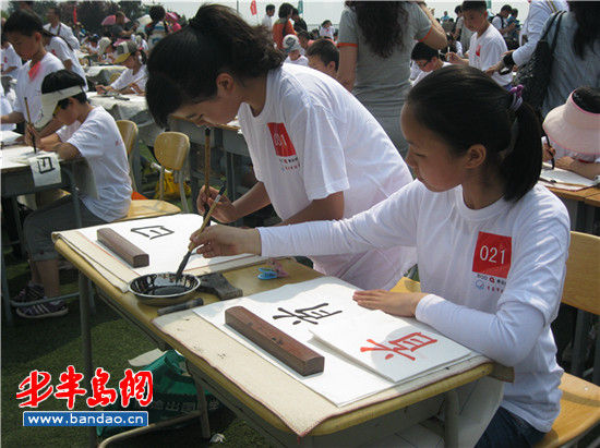 两位小学生正在认真的写毛笔字