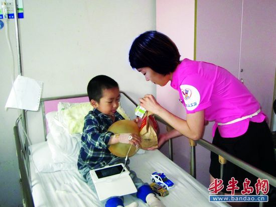 青岛麦麦义工团儿童节送祝福